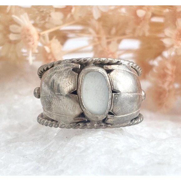 Jewelry - Mother of Pearl Accented Rope Framed 925 Sterling Silver Vintage Ring - sz 7.75